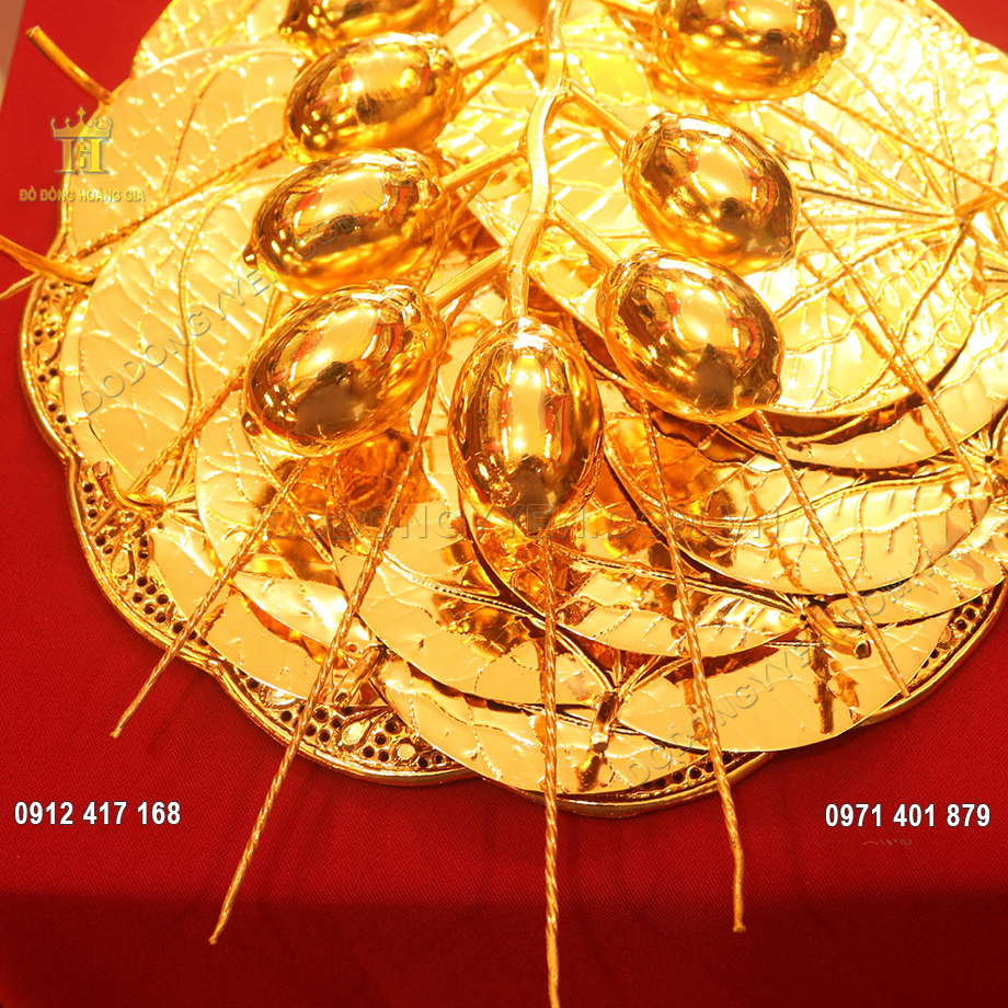 Từng đường nét nhỏ trên quả cau. lá trầu đều được các nghệ nhân tại làng nghề đồng Ý Yên - Nam Định dát vàng vô cùng tỉ mỉ và sắc nét